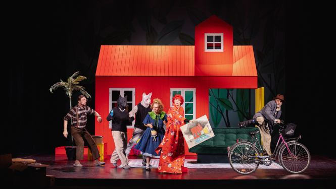 Izrādes “Sarkanās mājas noslēpums” norise uz skatuves, foto: Džeina Saulīte.