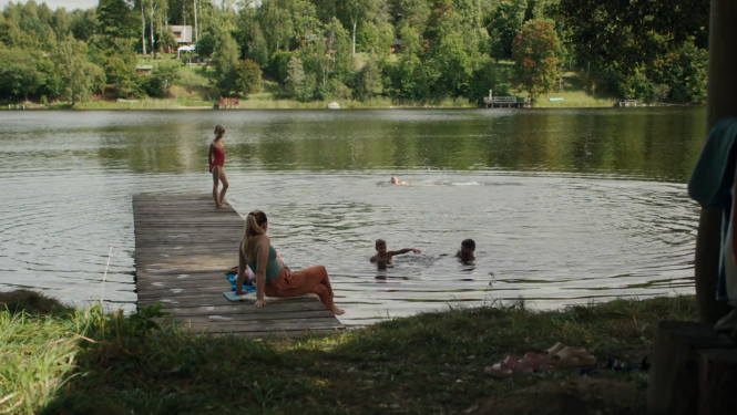 Kadrs no Latvijas un Lietuvas filmas “Sausi slīkstot”