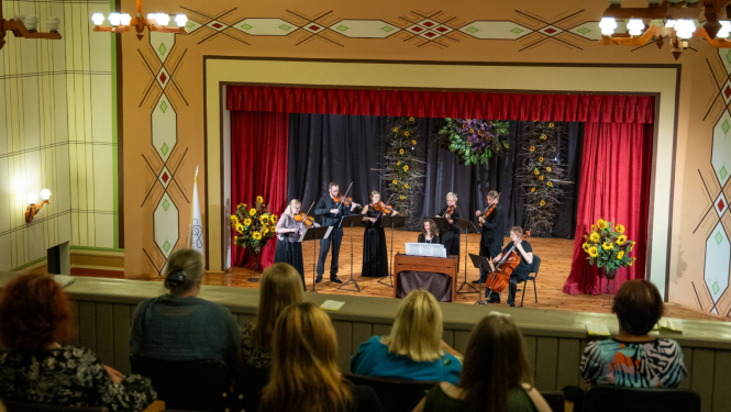 Liepājas Simfoniskā orķestra koncertmeistares Līgas Baltābolas vadītais stīgu instrumentu ansamblis, foto: Jānis Vecbrālis