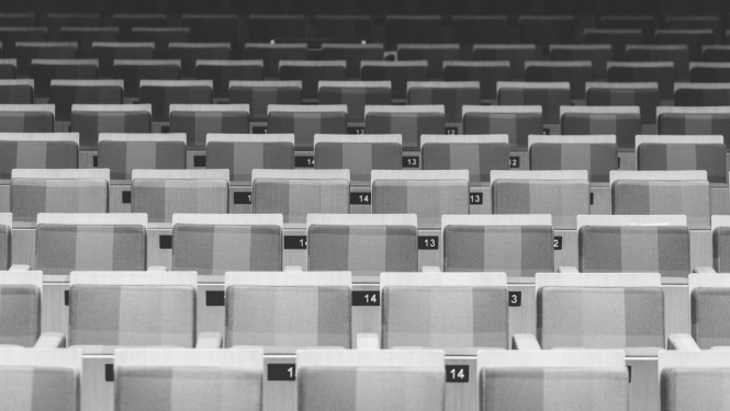 Tukšas sēdvietas koncertzālē