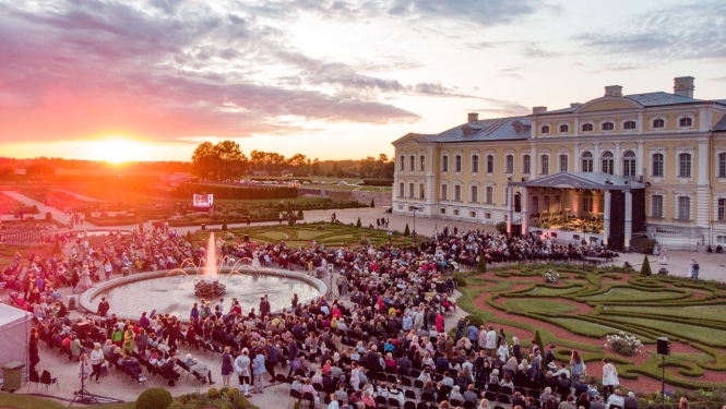 Senās mūzikas festivāls Rundāles pils dārzā