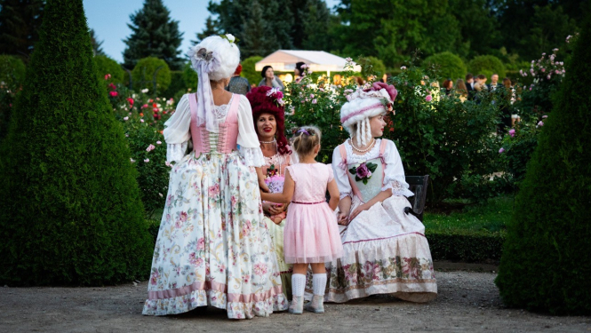 Senās mūzikas festivāls Rundāles pils dārzā.