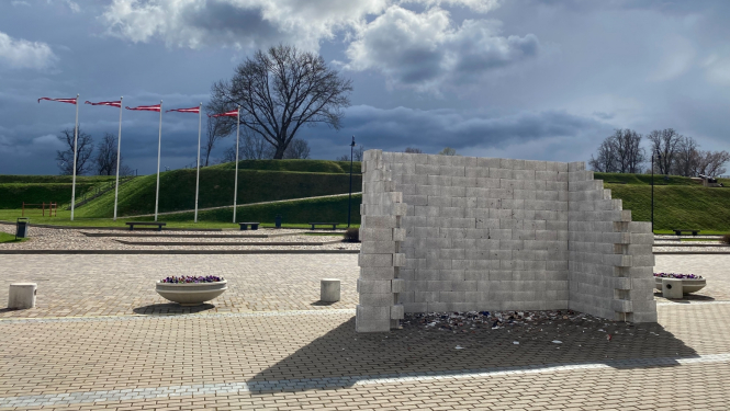 "Izlādes-uzlādes siena" – vieta interaktīvai mākslas akcijai, foto: Aivars Baranovskis.