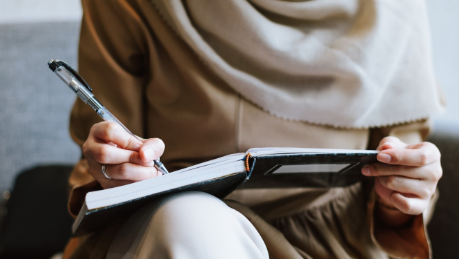 Sieviete ar piezīmju bloknotu