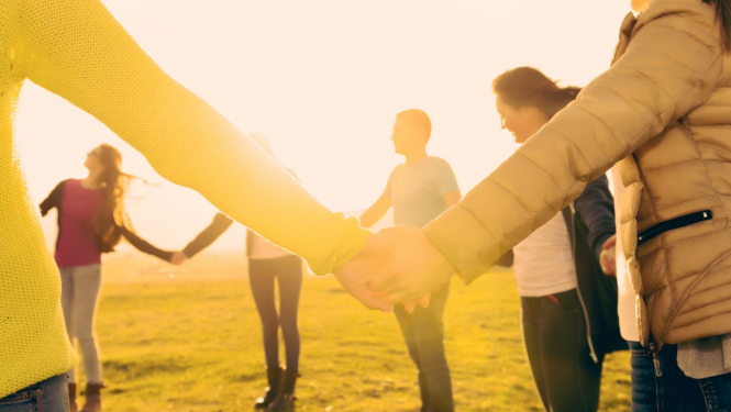 Cilvēki sadevušies rokās