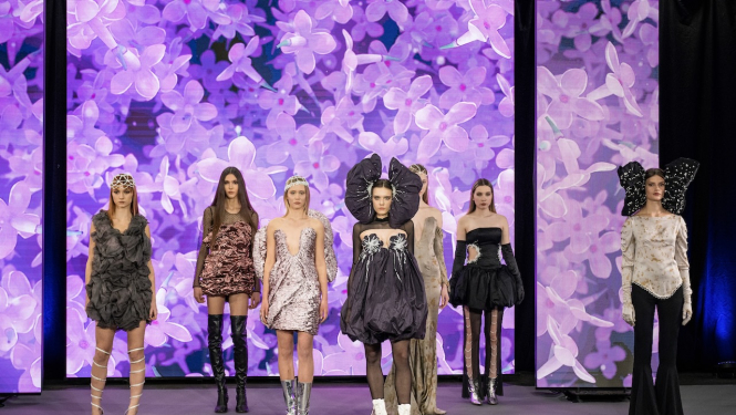 Pieci modeļi uz skatuves modes skatē