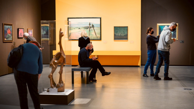 Apmeklētāji izstādē “Nepieradinātās dvēseles. Simbolisms Baltijas valstu mākslā” pilotprojekta īstenošanas laikā Latvijas Nacionālajā mākslas muzejā. 2021. Foto: Otto Strazds.