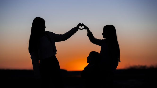 Trīs jaunas sievietes