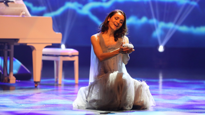 Dziedātāja uz skatuves