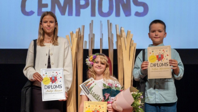 Sacensību čempioni: Grēta Gerda Lepere no Dundagas vidusskolas, Amēlija Laimiņa no Dobeles 1. vidusskolas un Ralfs Mitkevičs no Ādažu vidusskolas