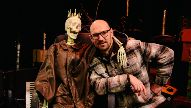 Latvijas Leļļu teātrī top iestudējums “Skeleta Juhana gaitas”