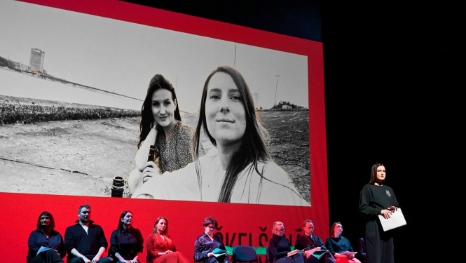 Izrādes foto, aktieri uz skatuves