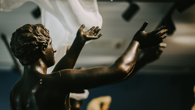 Latvijas Nacionālā mākslas muzeja Antīkās un renesanses tēlniecības nolējumu ekspozīcijā “Skulptūru mežs” apskatāmā darba fragments. Foto: Aleksandra Zēberga