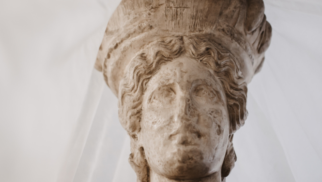 Latvijas Nacionālā mākslas muzeja Antīkās un renesanses tēlniecības nolējumu ekspozīcijā “Skulptūru mežs” apskatāmā darba fragments. Foto: Kristiāna Zelča