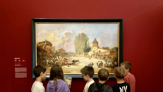 Bērni pie gleznas izstāžu zālē