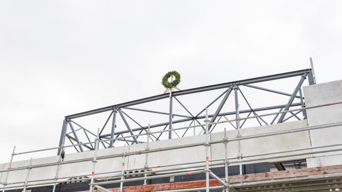 Skatuves mākslu dekorāciju darbnīcu un mēģinājuma zāļu kompleksa jaunbūves korē pacelts spāru vainags, foto: Oskars Artūrs Upenieks / Kultūras ministrija