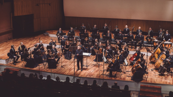 Valsts kamerorķestris "Sinfonietta Rīga" un diriģents, komponists, klarnetists Jērgs Vidmanis (Jörg Widmann), foto: Oskars Upenieks