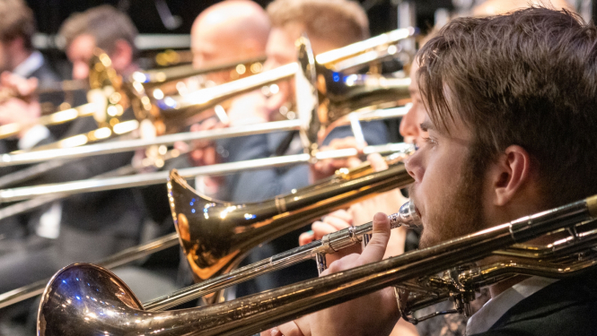 Pūtēju orķestra mūziķis muzicē