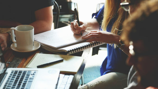 Cilvēku grupa tikšanās laikā