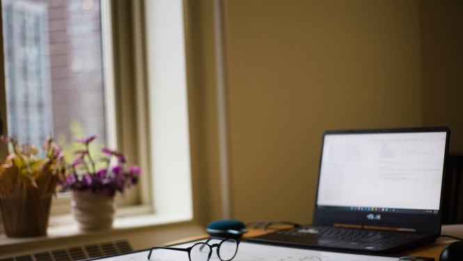 Brilles, galds un dators