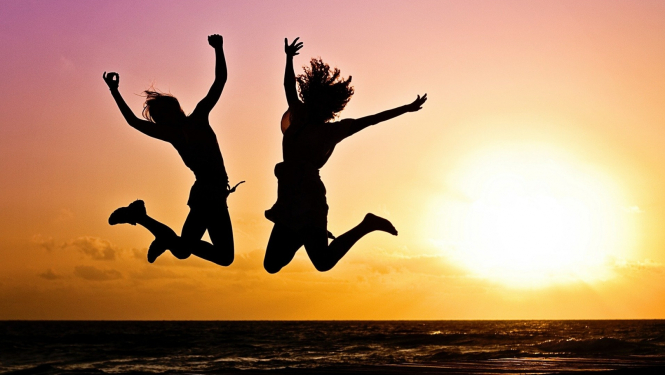 Jaunieši saulainā pludmalē