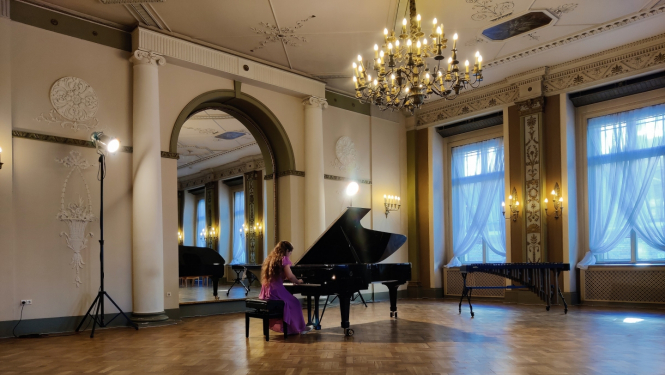 Jaunā pianiste pie klavierēm