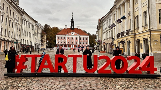 Ģimene pie uzraksta Tartu 2024