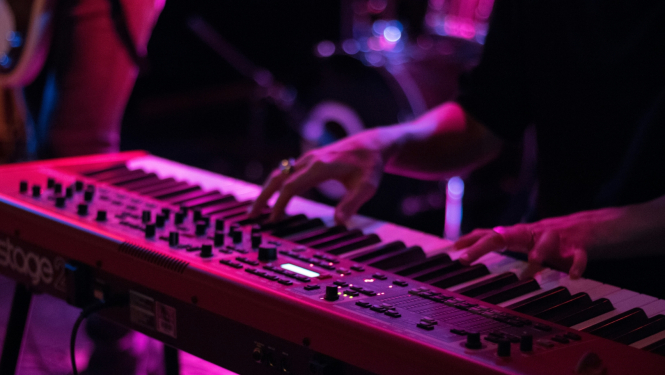 Mūziķis pie taustiņinstrumenta