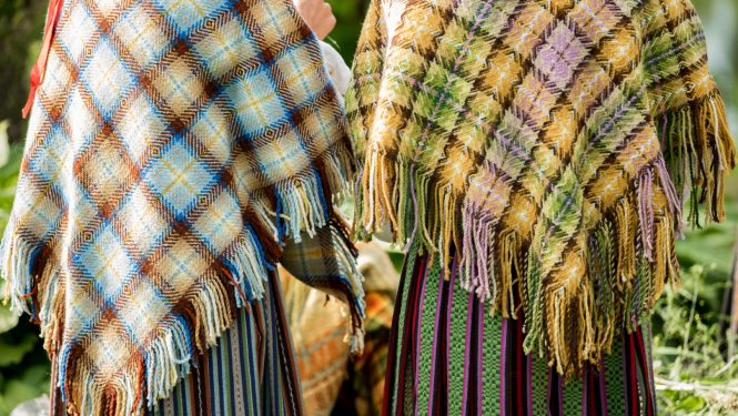 Sieviete tautas tērpā