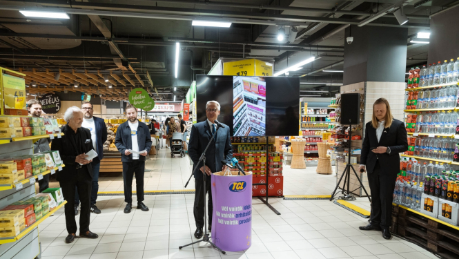 Pieci preses konferences dalībnieki lielveikala telpās