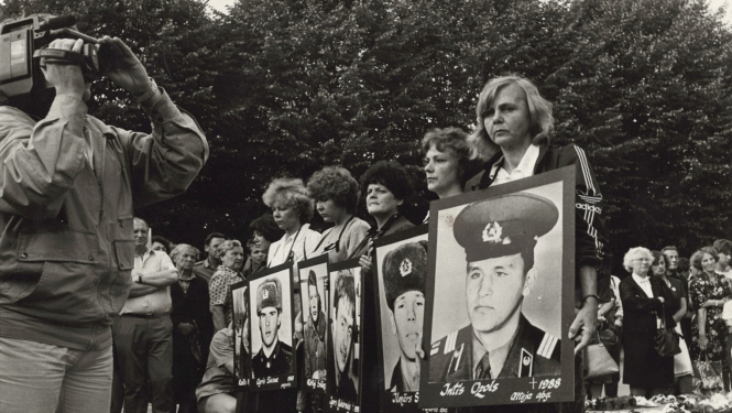 Latvijas Sieviešu līgas un Vides aizsardzības kluba organizēts mītiņš pret PSRS armijas patvaļu Baltijā. 1989. gada 21. septembris
