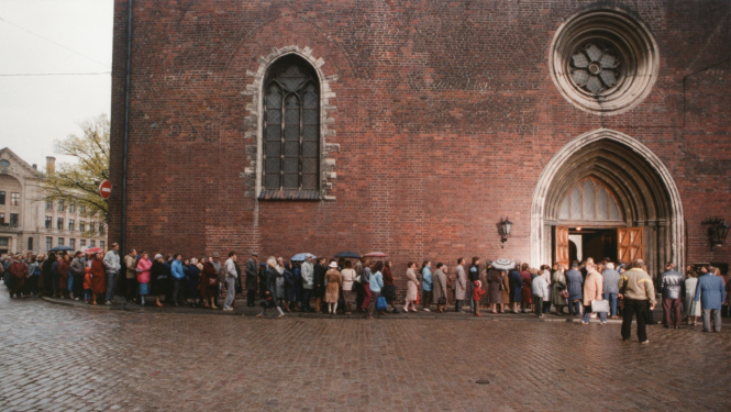 Cilvēku rinda pie ieejas Rīgas Doma baznīcā 1988. gadā