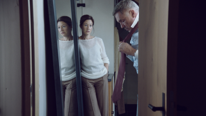 Filmas kadrs - sieviete un vīrietis pavērtās durvīs