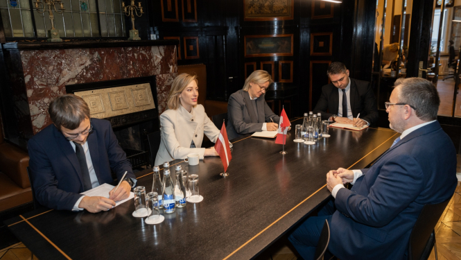 Kultūras ministre Agnese Lāce un Kanādas vēstnieks Latvijā Braiens Svorks pārrunā sadarbību kultūras un  mediju nozarē, foto: Oskars Artūrs Upenieks / Kultūras ministrija