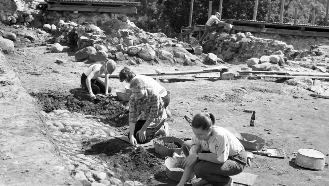 Arheologi strādā Turaidas pilsdrupās