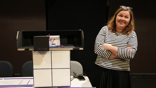 Teātra režisore pie maketa