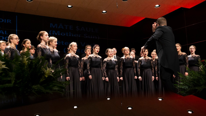 Rīgas Doma kora skolas jauktais koris uzstājas 55. Tolosas koru konkursā