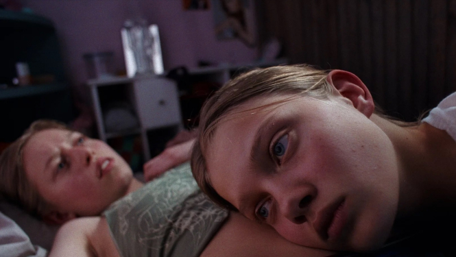 Kadrs no filmas “Izlecējas” (Toxic), režisore Saule Bļuvaite.