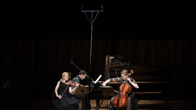 Mūziķu trio uz skatuves