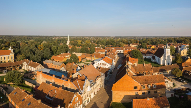 Kuldīgas pilsētas siluets no putna lidojuma