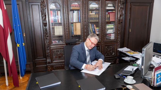 Kultūras ministrs Nauris Puntulis paraksta pieteikumu UNESCO Nemateriālā kultūras mantojuma sarakstam