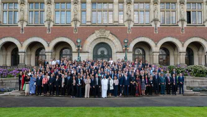 Cilvēku grupa pie kultūras objekta