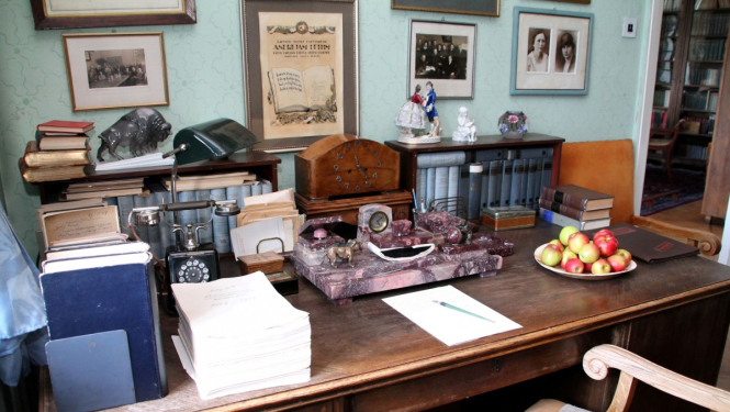 Rakstnieka rakstāmgalds