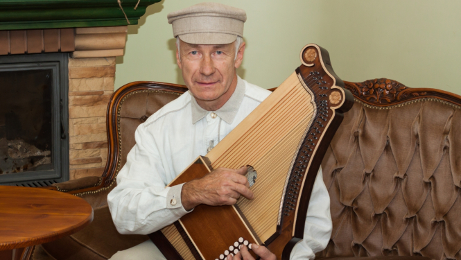 Tautas mūzikas instrumentu restaurators, meistars un muzikants Valters Reiznieks
