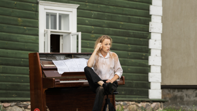 Sieviete pie klavierēm