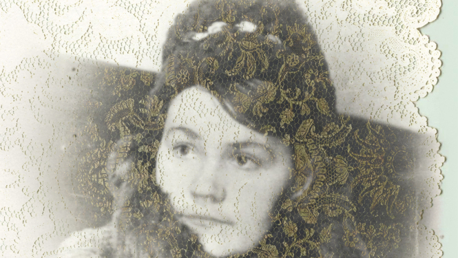 Melnbalts sens sievietes portrets un mežģīņota galdauta fragmenta kolāža. Izrādes “Vai tu atceries, kā piedzima tava vecmāmiņa” publicitātes attēls