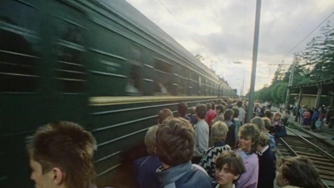 Jaunieši pie vilciena