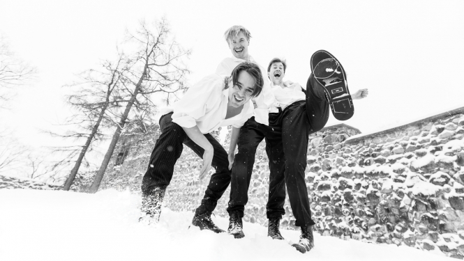 Izrādes “Valmieras puikas” publicitātes attēls ar aktieriem