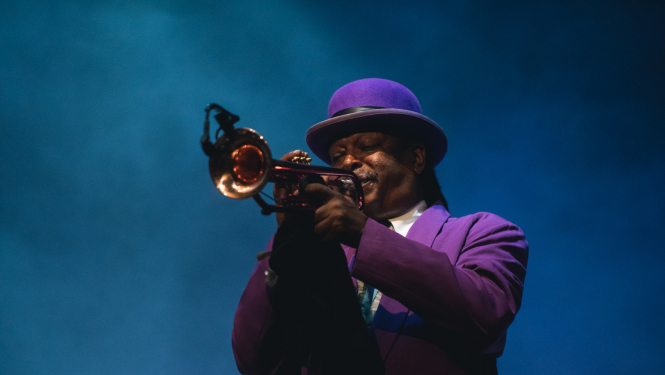 Blūza mūziķis uz skatuves