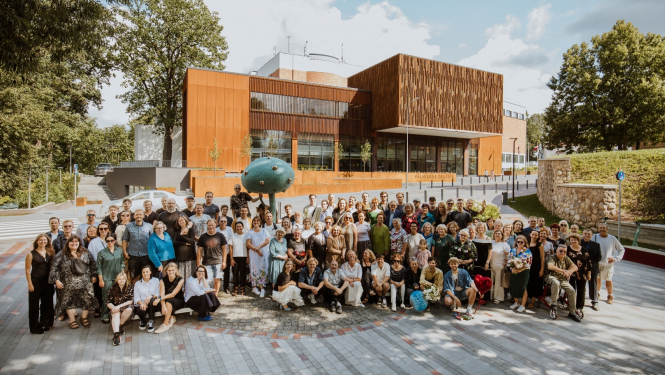 Valmieras Drāmas teātra kolektīvs uzsākot teātra 102. sezonu, foto: Matīss Markovskis